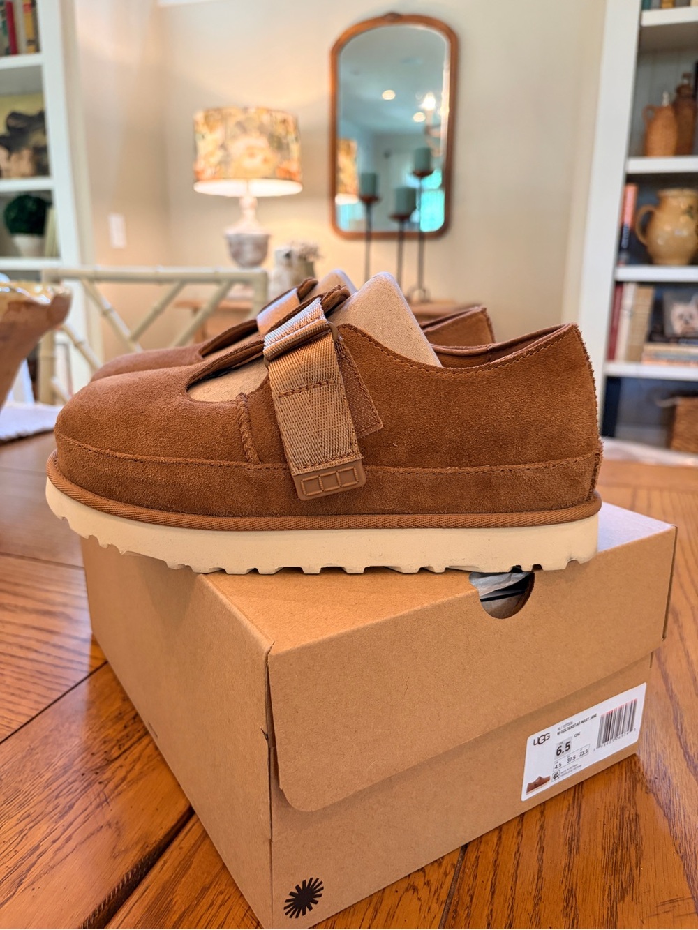 UGG WOMEN’S LIKE NEW GOLDENSTAR MARY JANES SIZE 6.5 CHESTNUT